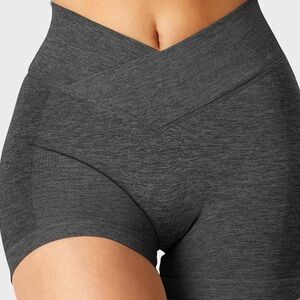 Women’s activewear seamless yeoreo scrunch shorts in grey 3.5” inseam size small